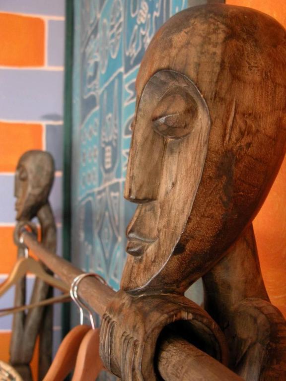 Global Village Travellers Lodge Greymouth Szoba fotó African masks
