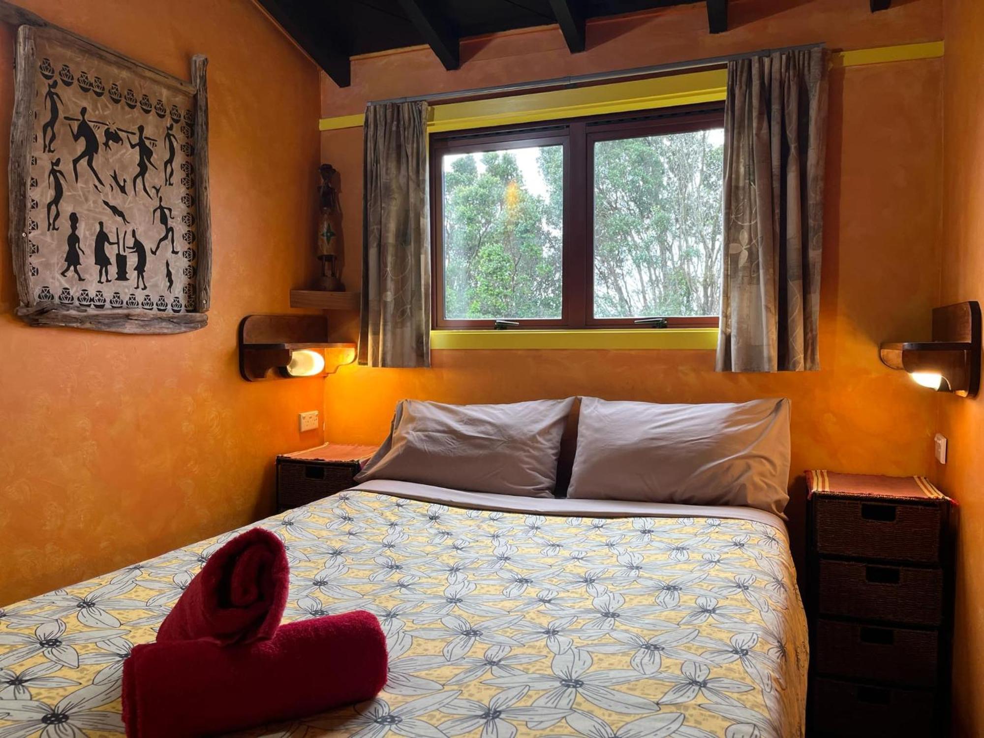 Global Village Travellers Lodge Greymouth Kültér fotó A bedroom at the Treehouse