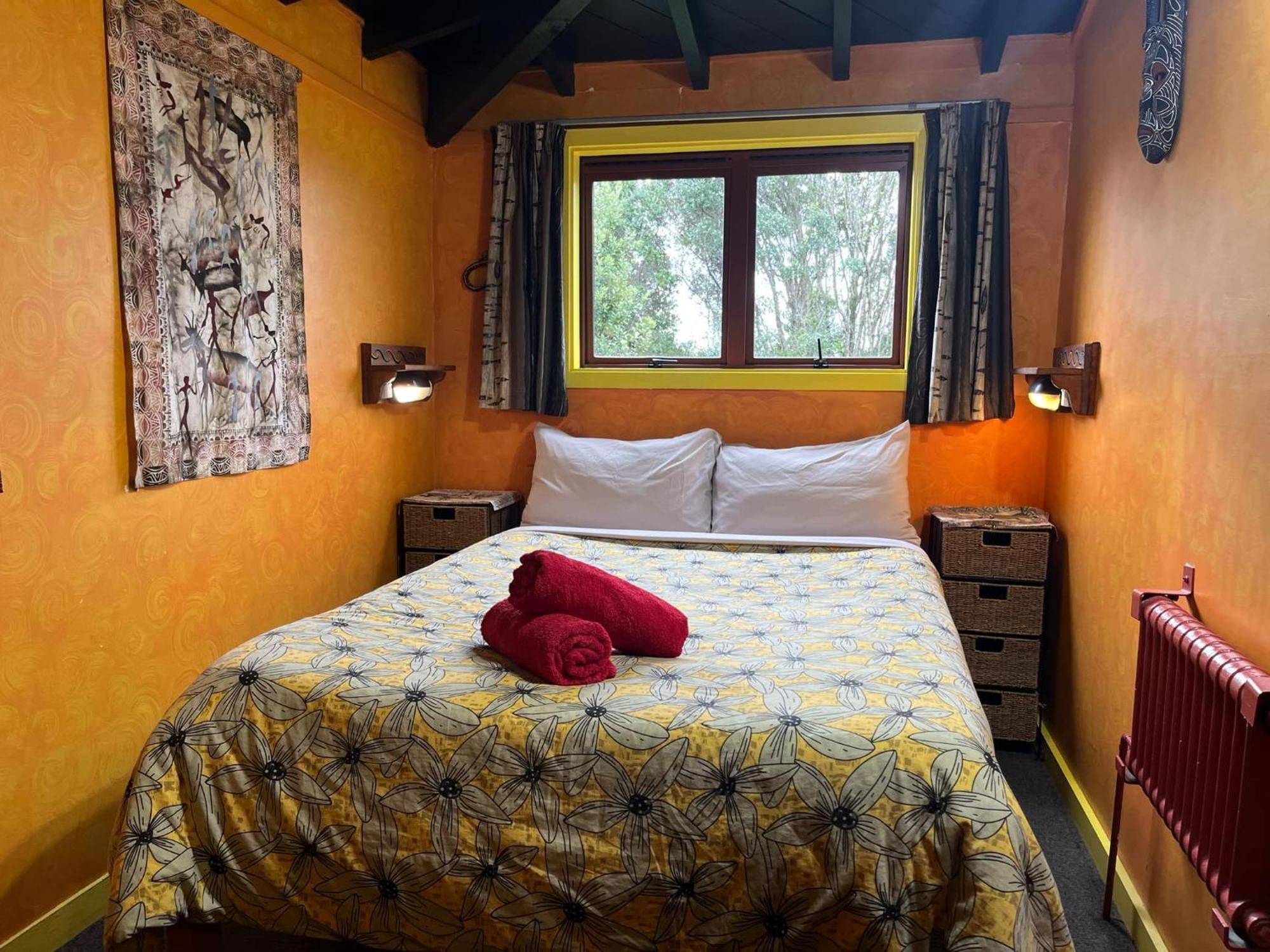 Global Village Travellers Lodge Greymouth Kültér fotó The bedroom of the Treehouse