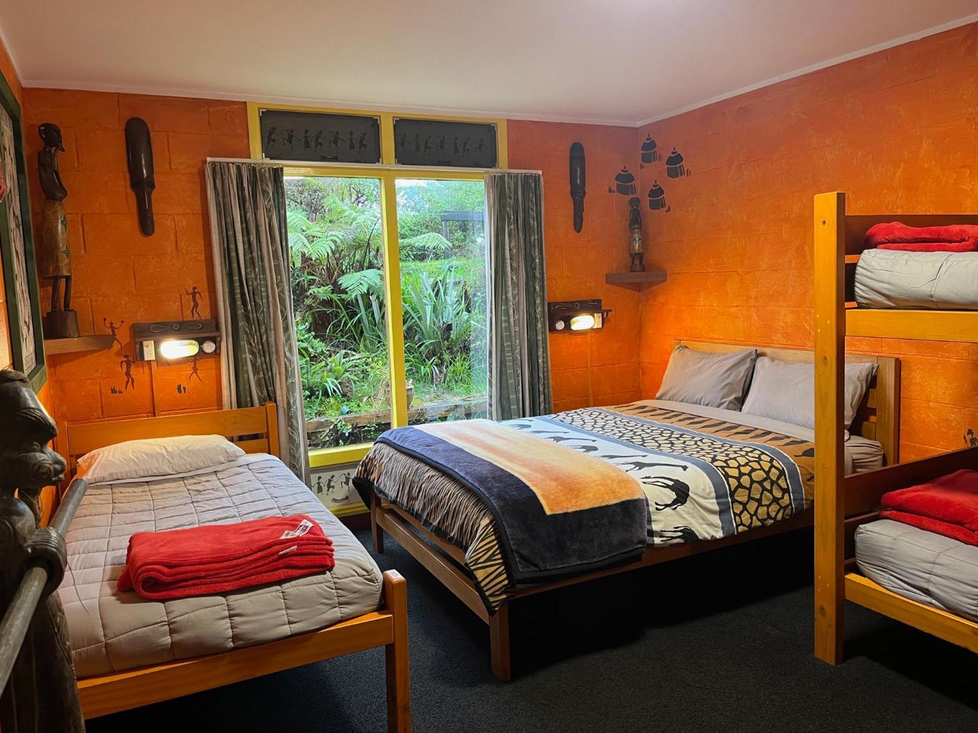Global Village Travellers Lodge Greymouth Kültér fotó A typical room at the lodge