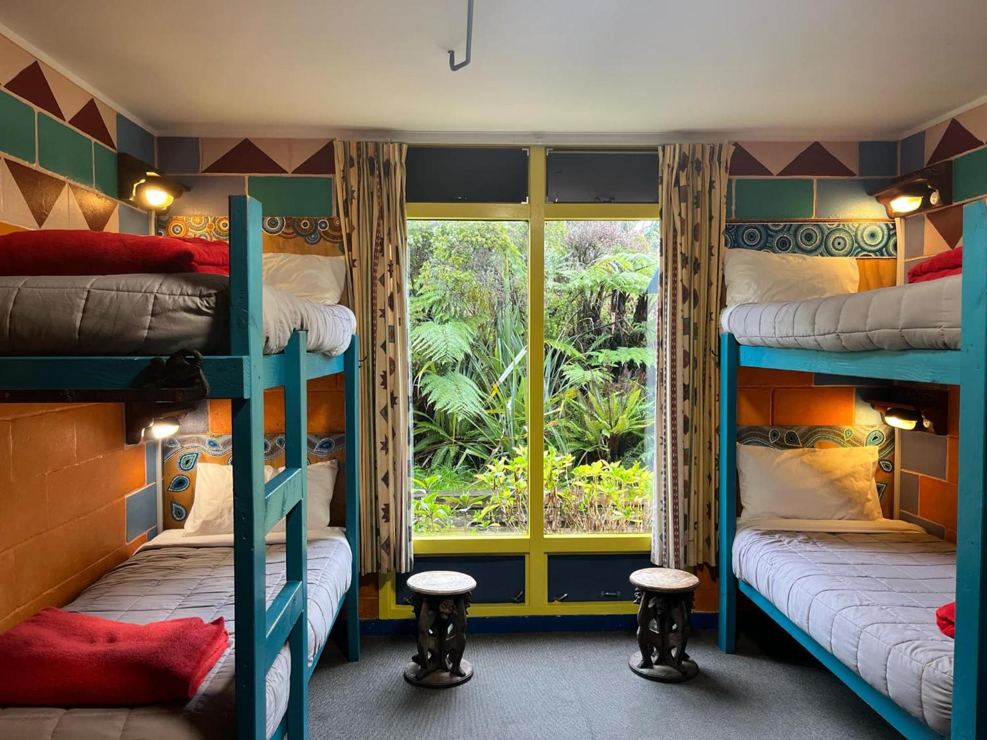 Global Village Travellers Lodge Greymouth Kültér fotó A room at the hostel