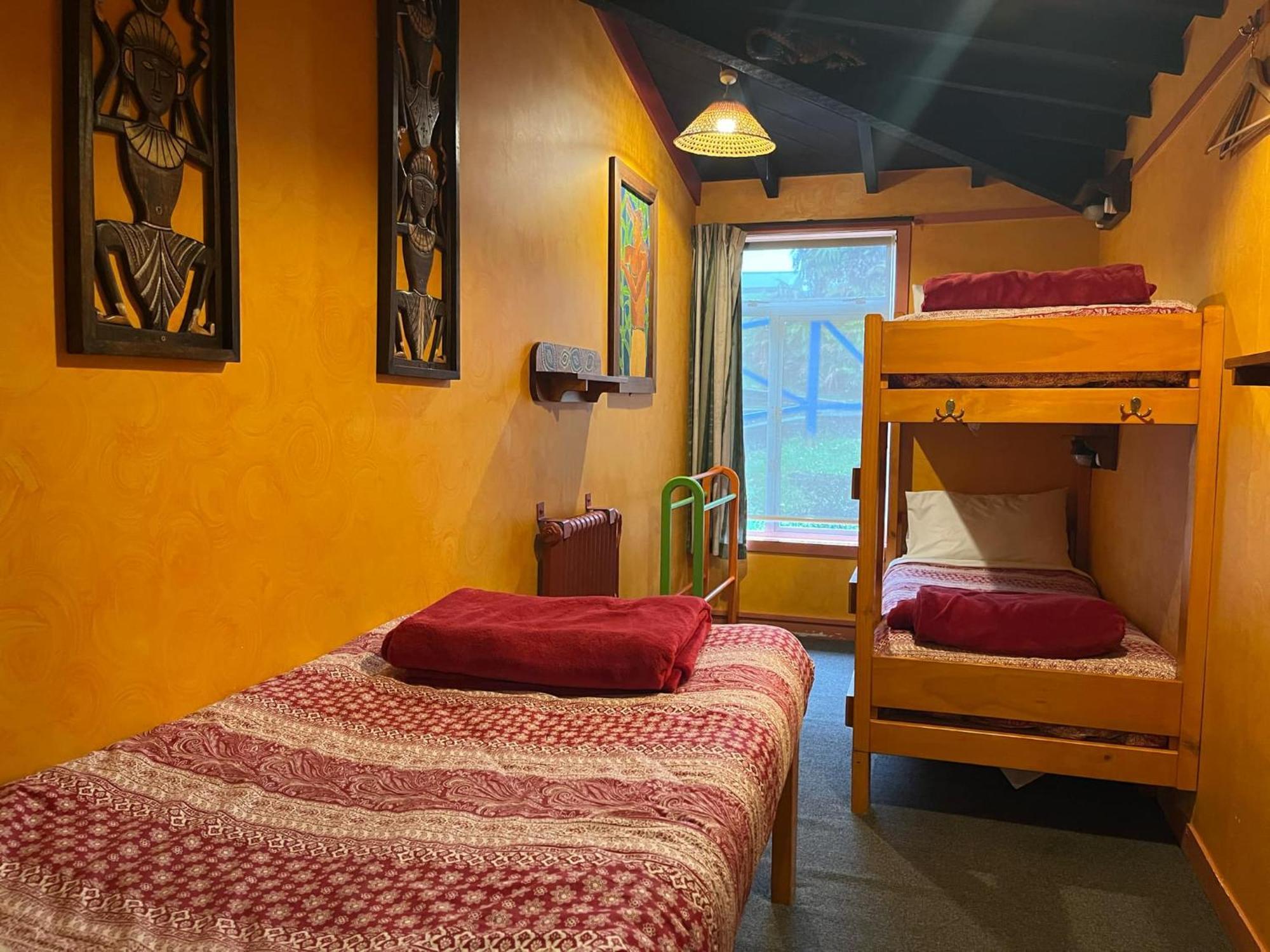 Global Village Travellers Lodge Greymouth Kültér fotó A typical hostel room