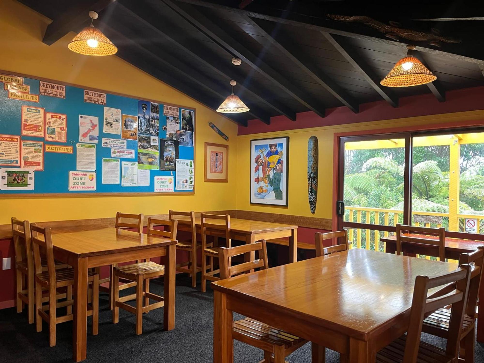 Global Village Travellers Lodge Greymouth Kültér fotó The interior of the cafe at the centre