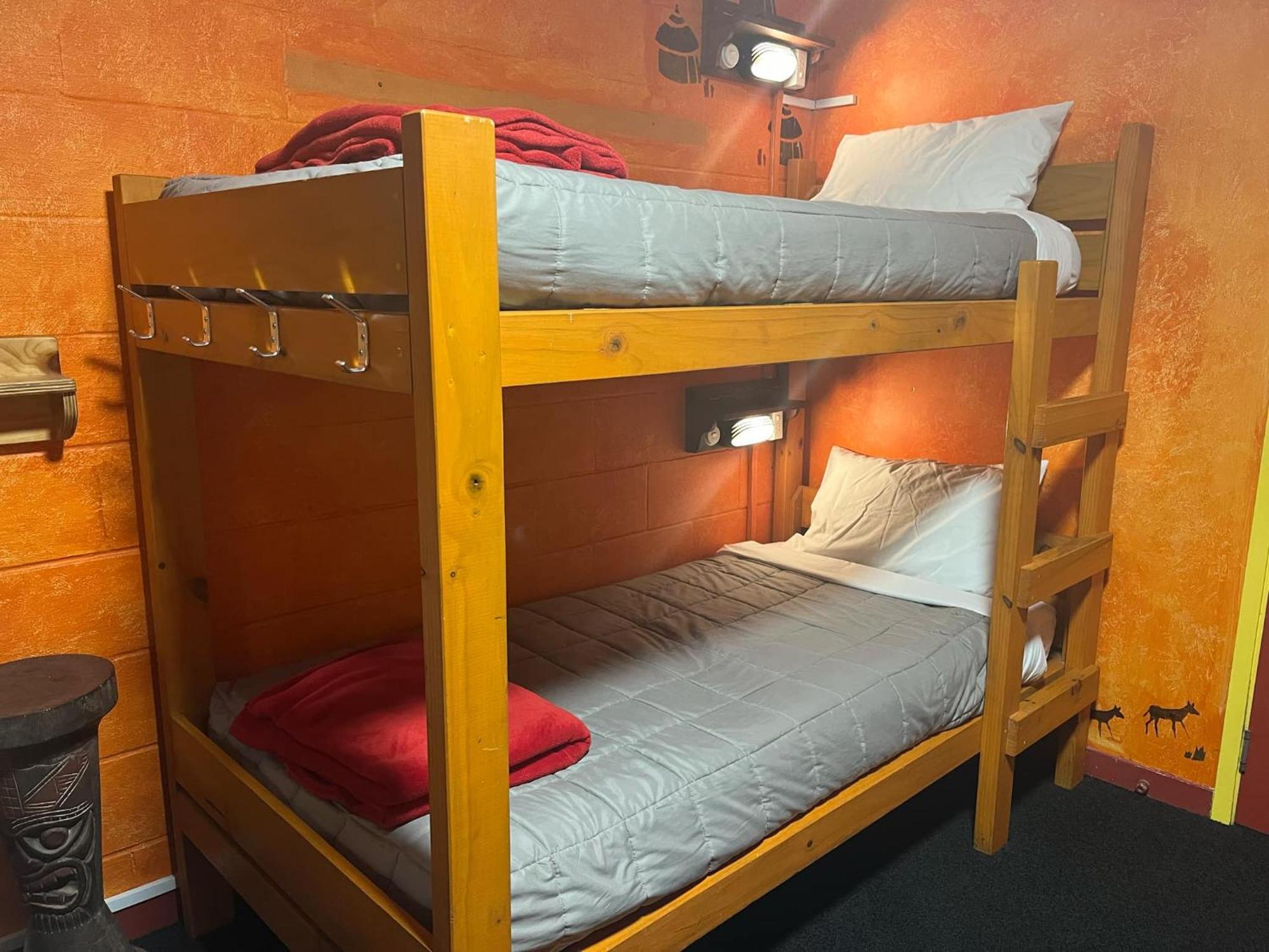 Global Village Travellers Lodge Greymouth Kültér fotó A bunk bed