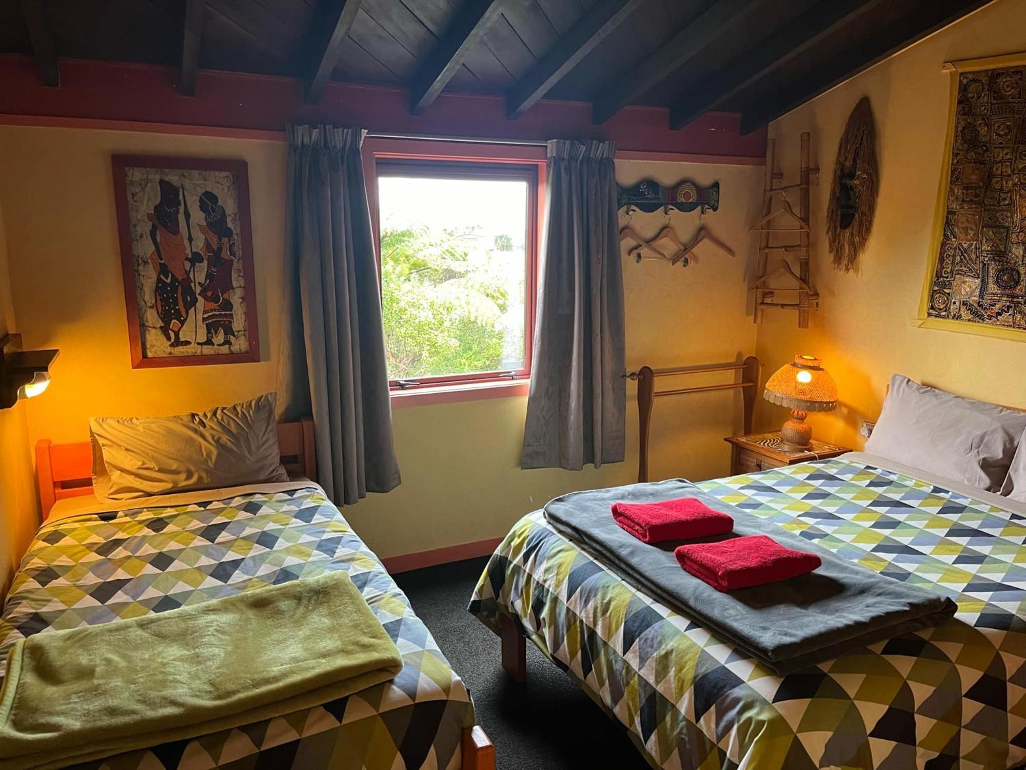 Global Village Travellers Lodge Greymouth Kültér fotó A room at the hostel