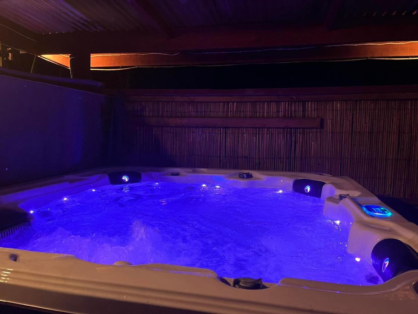 Global Village Travellers Lodge Greymouth Kültér fotó A hot tub with blue lighting