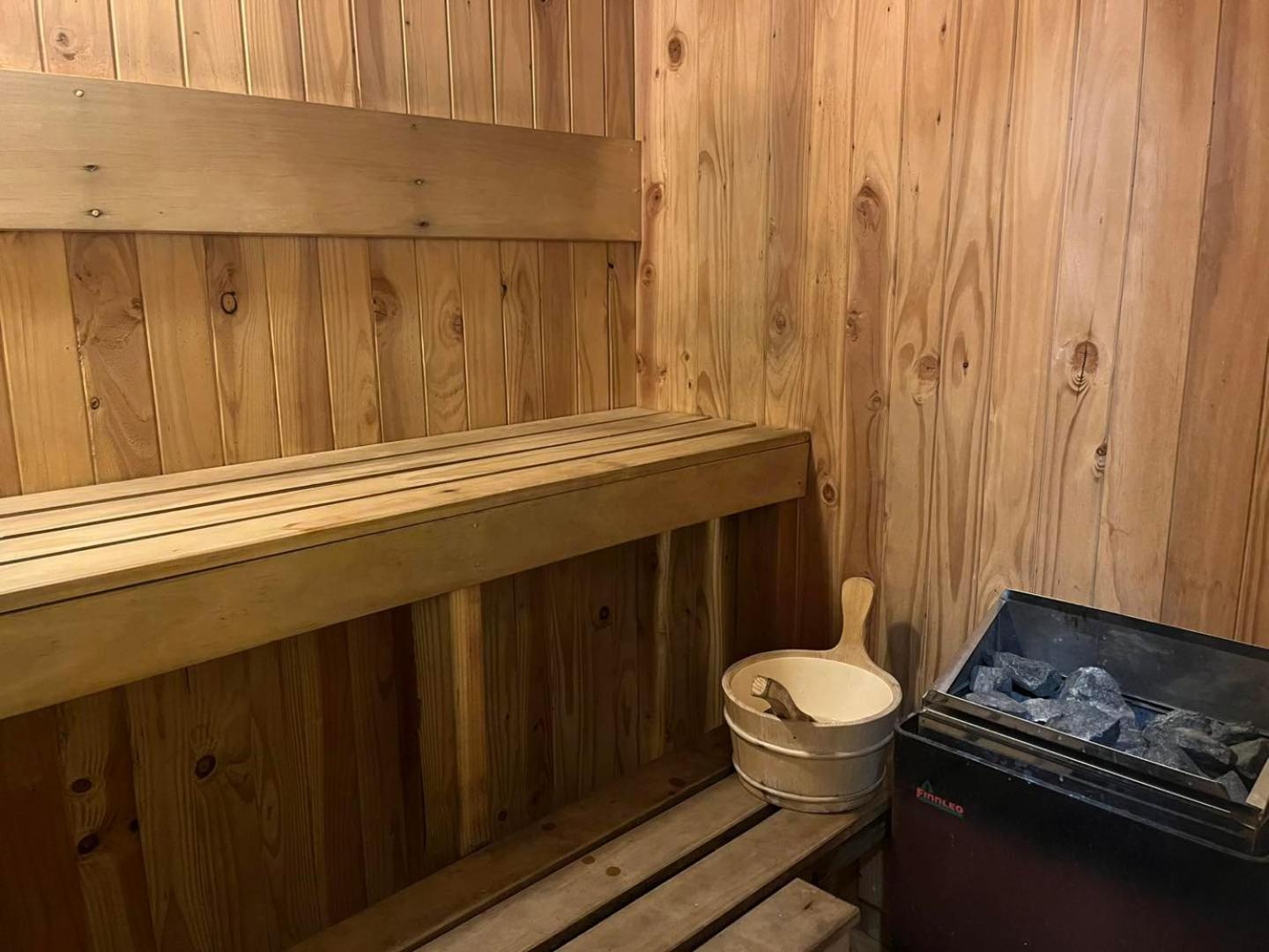 Global Village Travellers Lodge Greymouth Kültér fotó Interior of a Finnish sauna