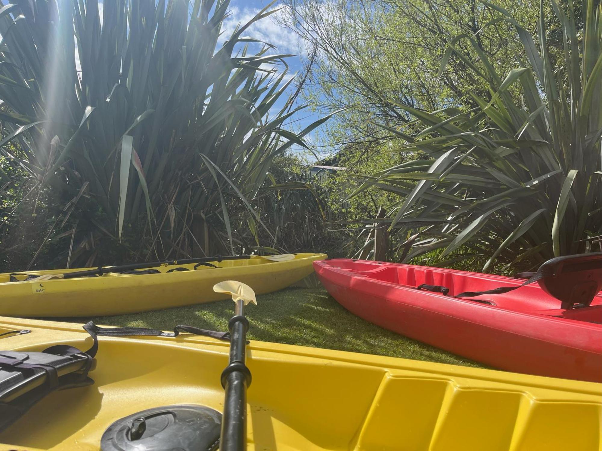 Global Village Travellers Lodge Greymouth Kültér fotó Kayaks at the start of the trip