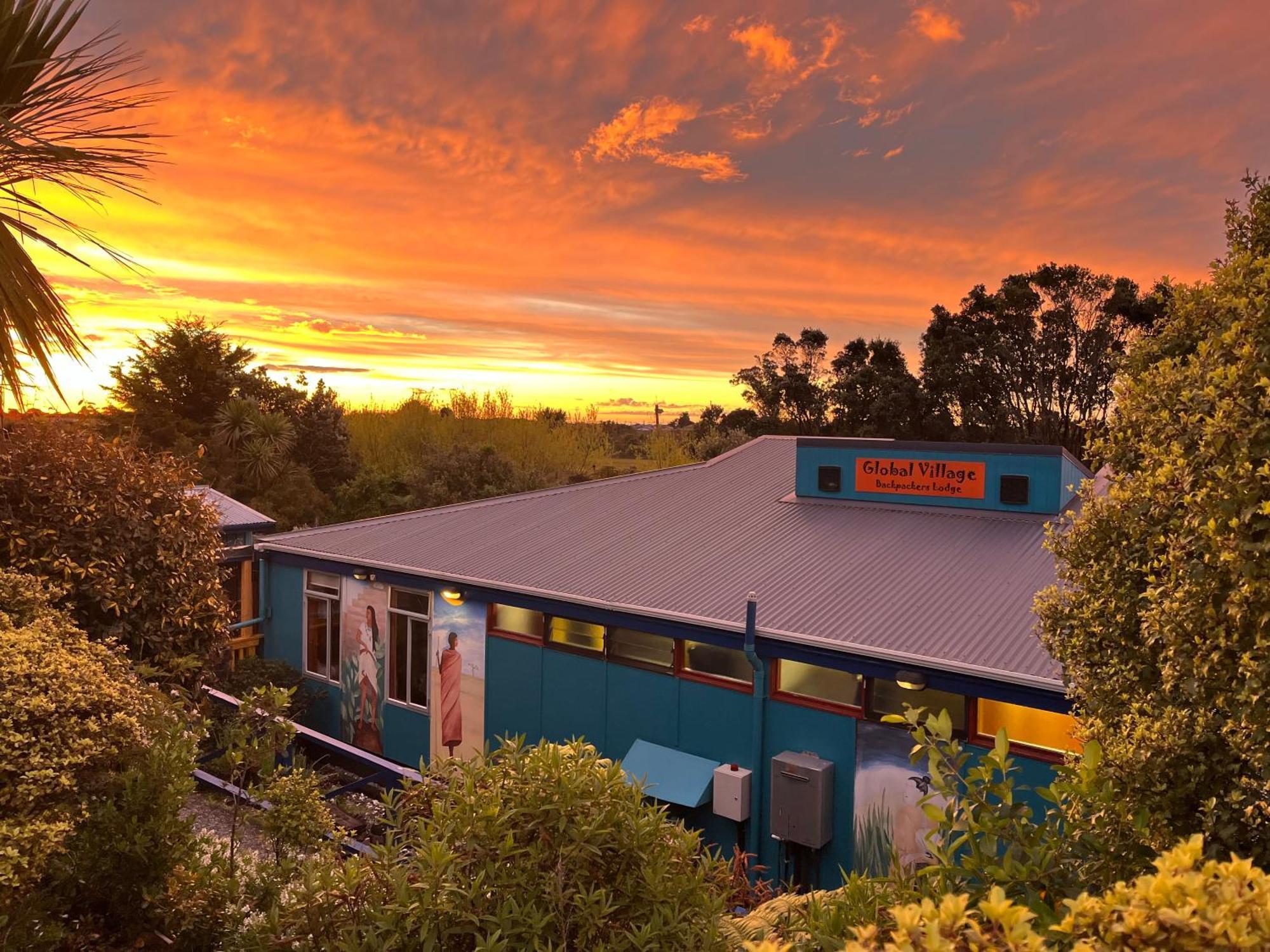 Global Village Travellers Lodge Greymouth Kültér fotó The Village Theatre