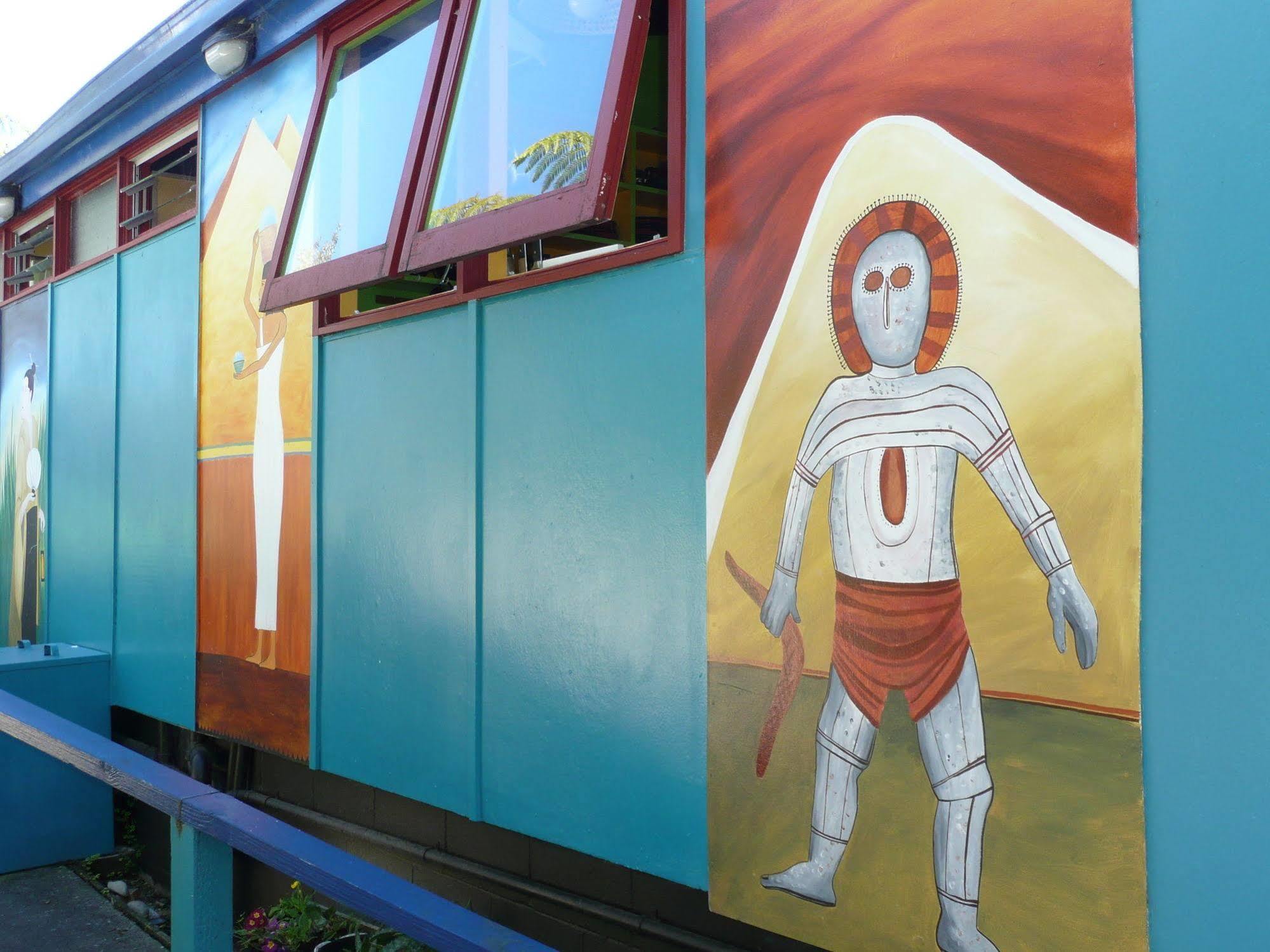 Global Village Travellers Lodge Greymouth Kültér fotó The Tin Man, a character from The Wizard of Oz, is depicted on the side of the Tin Man Motel in Clinesville, Texas.