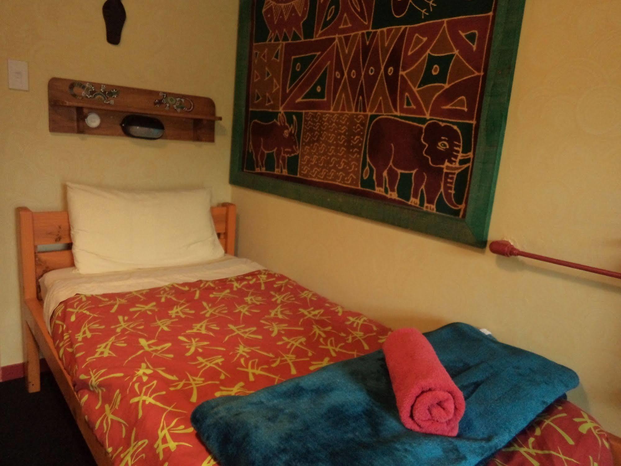 Global Village Travellers Lodge Greymouth Kültér fotó A single bed