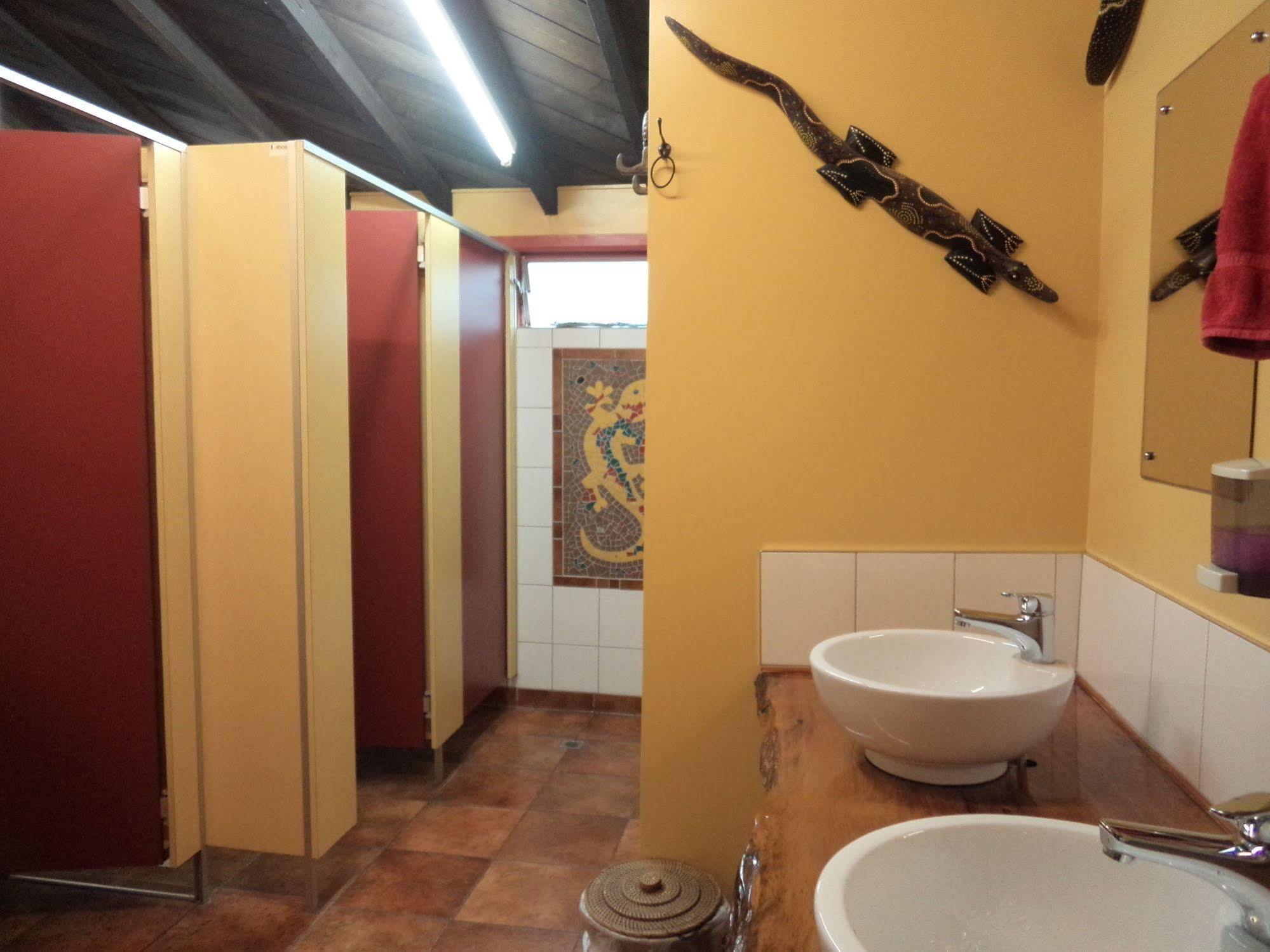 Global Village Travellers Lodge Greymouth Kültér fotó Bathroom in a hostel