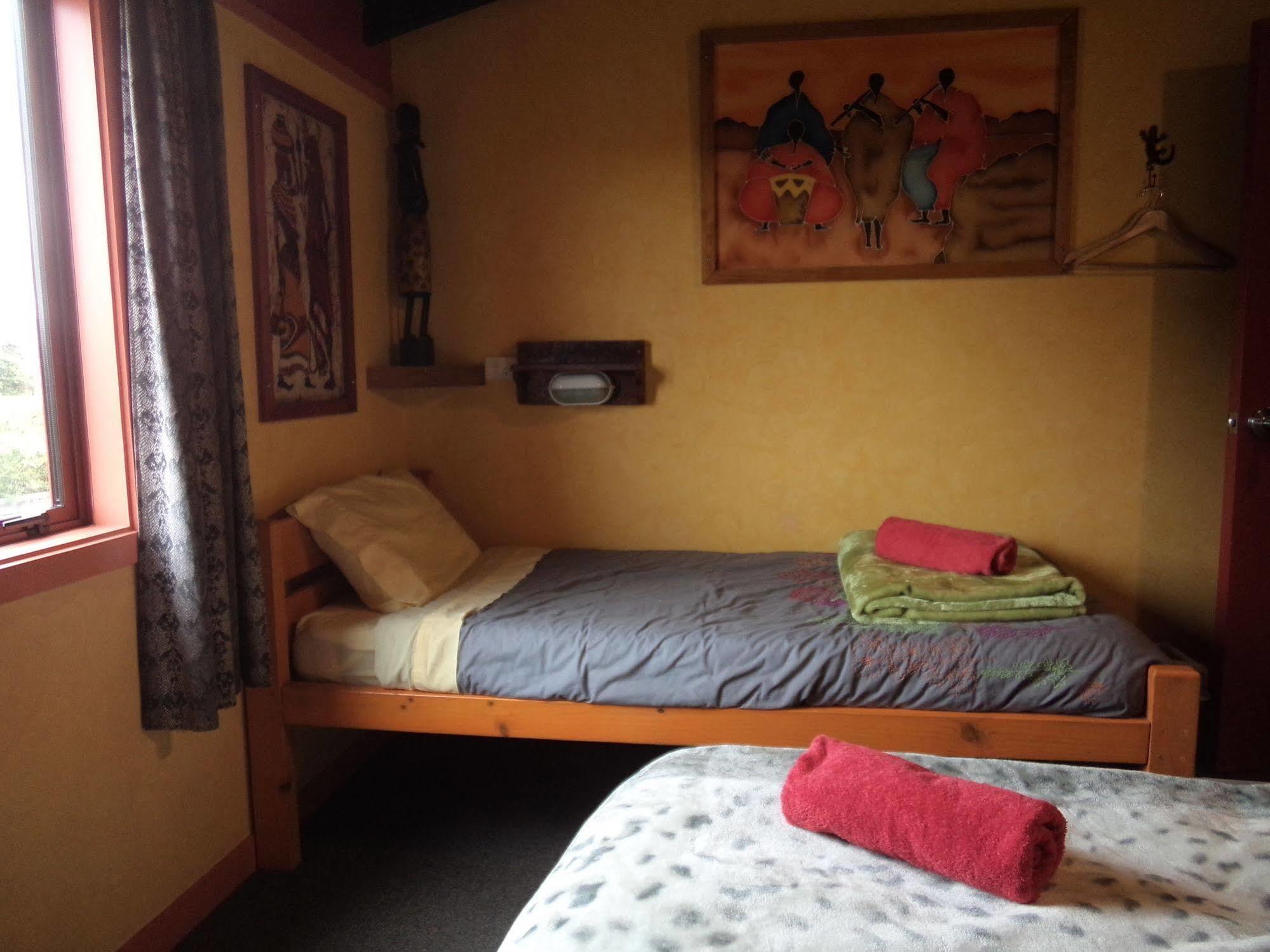 Global Village Travellers Lodge Greymouth Kültér fotó A single bed in a hostel room