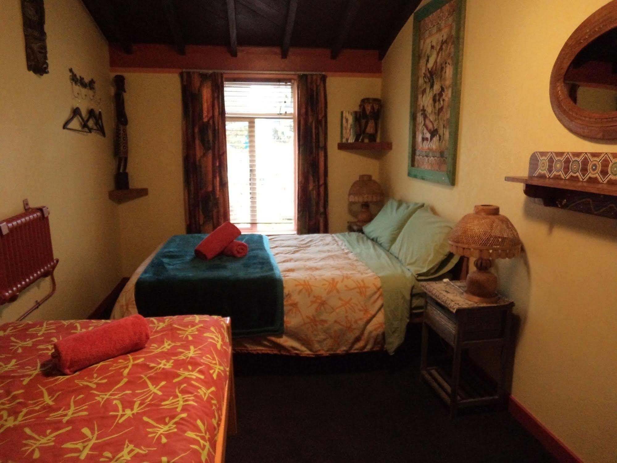 Global Village Travellers Lodge Greymouth Kültér fotó A bedroom at the hotel
