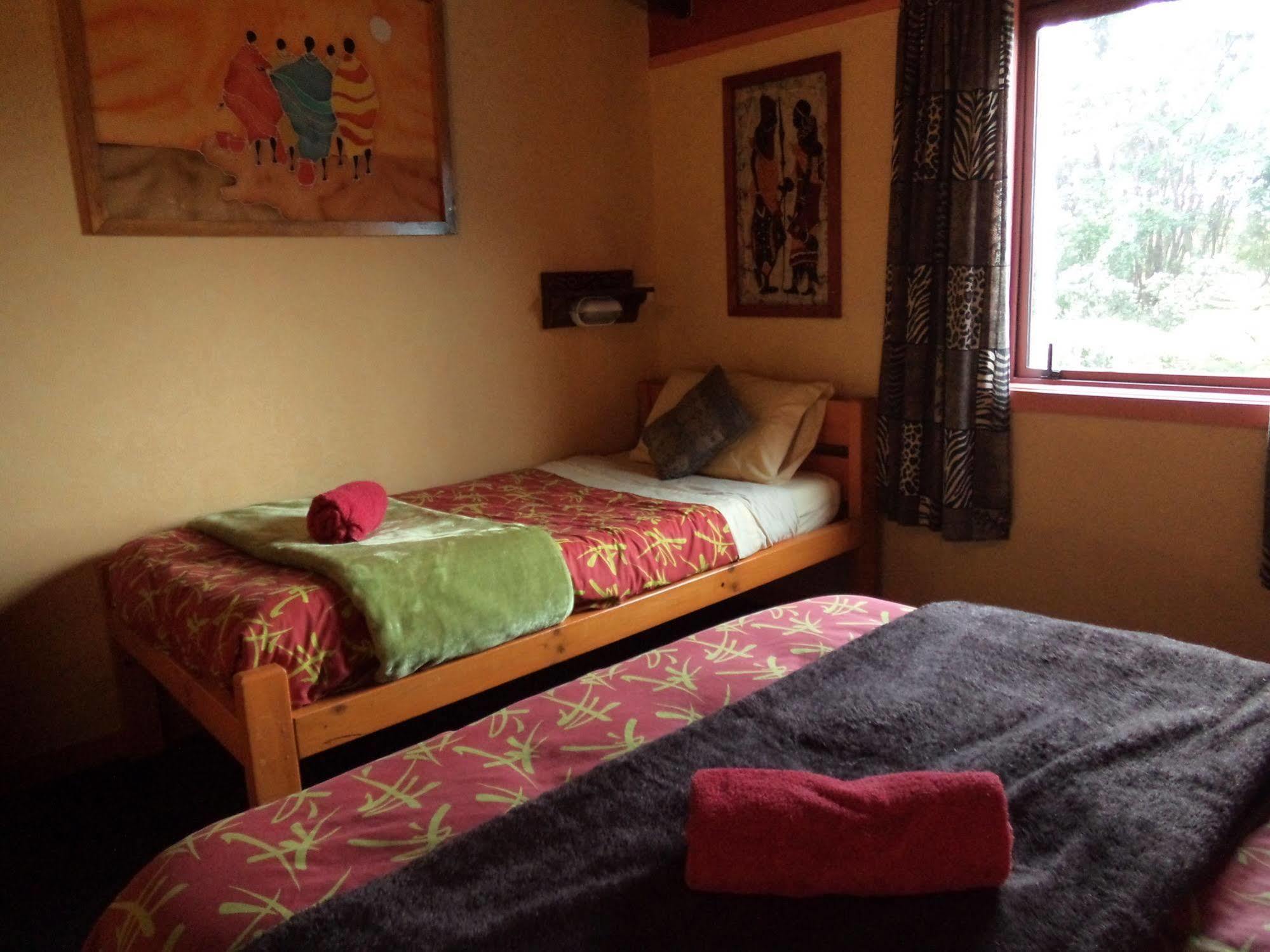 Global Village Travellers Lodge Greymouth Kültér fotó A room at the lodge