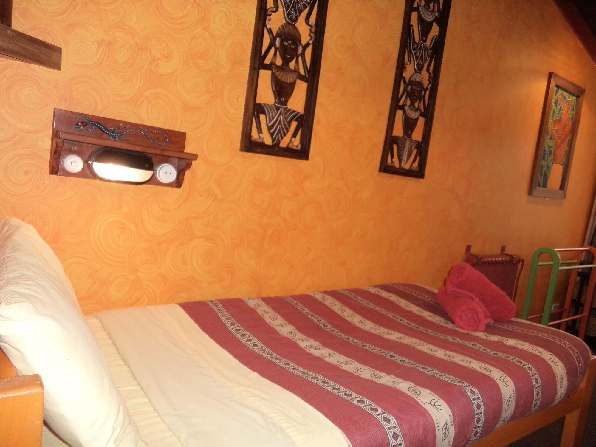 Global Village Travellers Lodge Greymouth Kültér fotó A room at the hotel