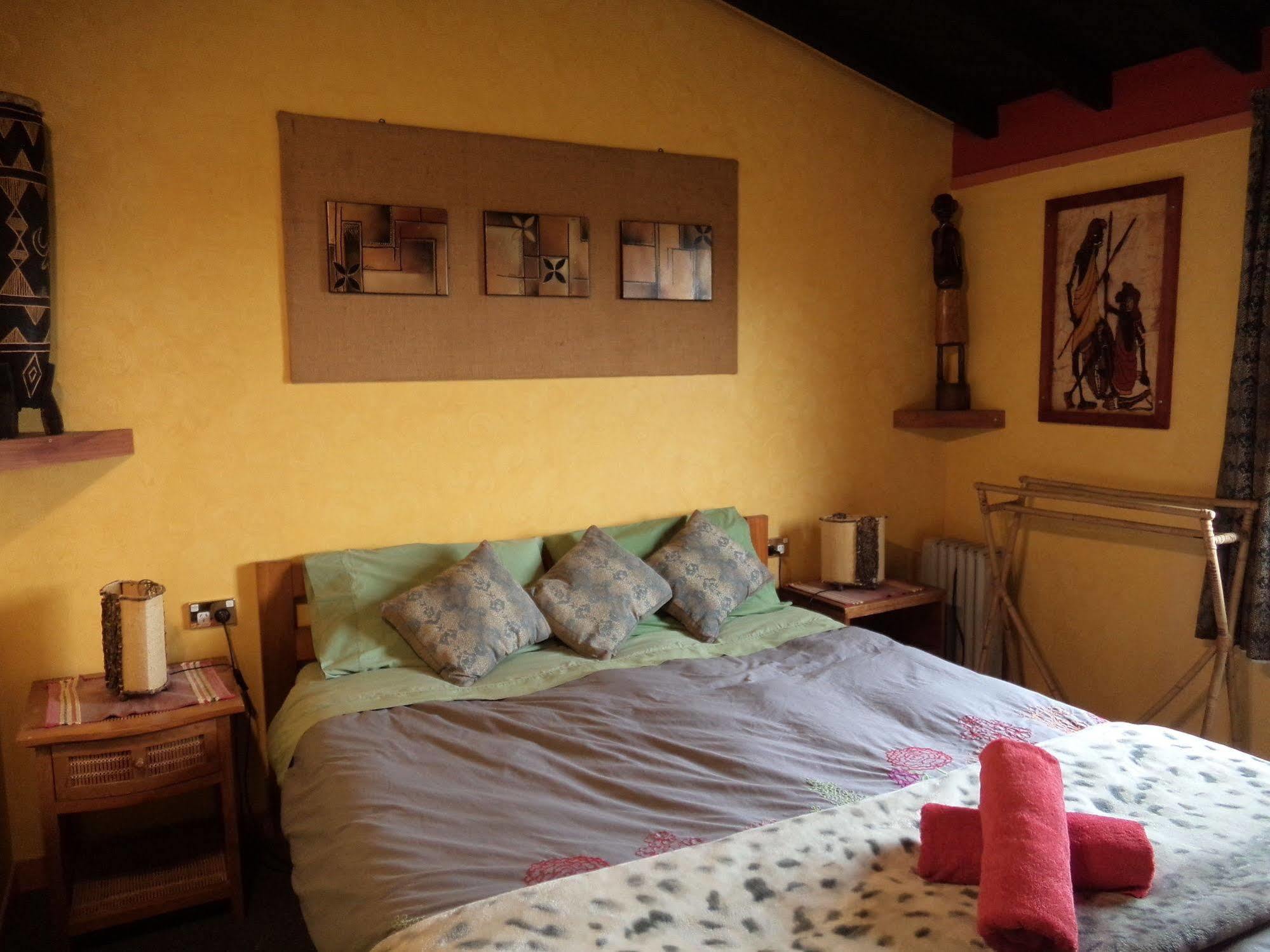 Global Village Travellers Lodge Greymouth Kültér fotó The bedroom of the Treehouse