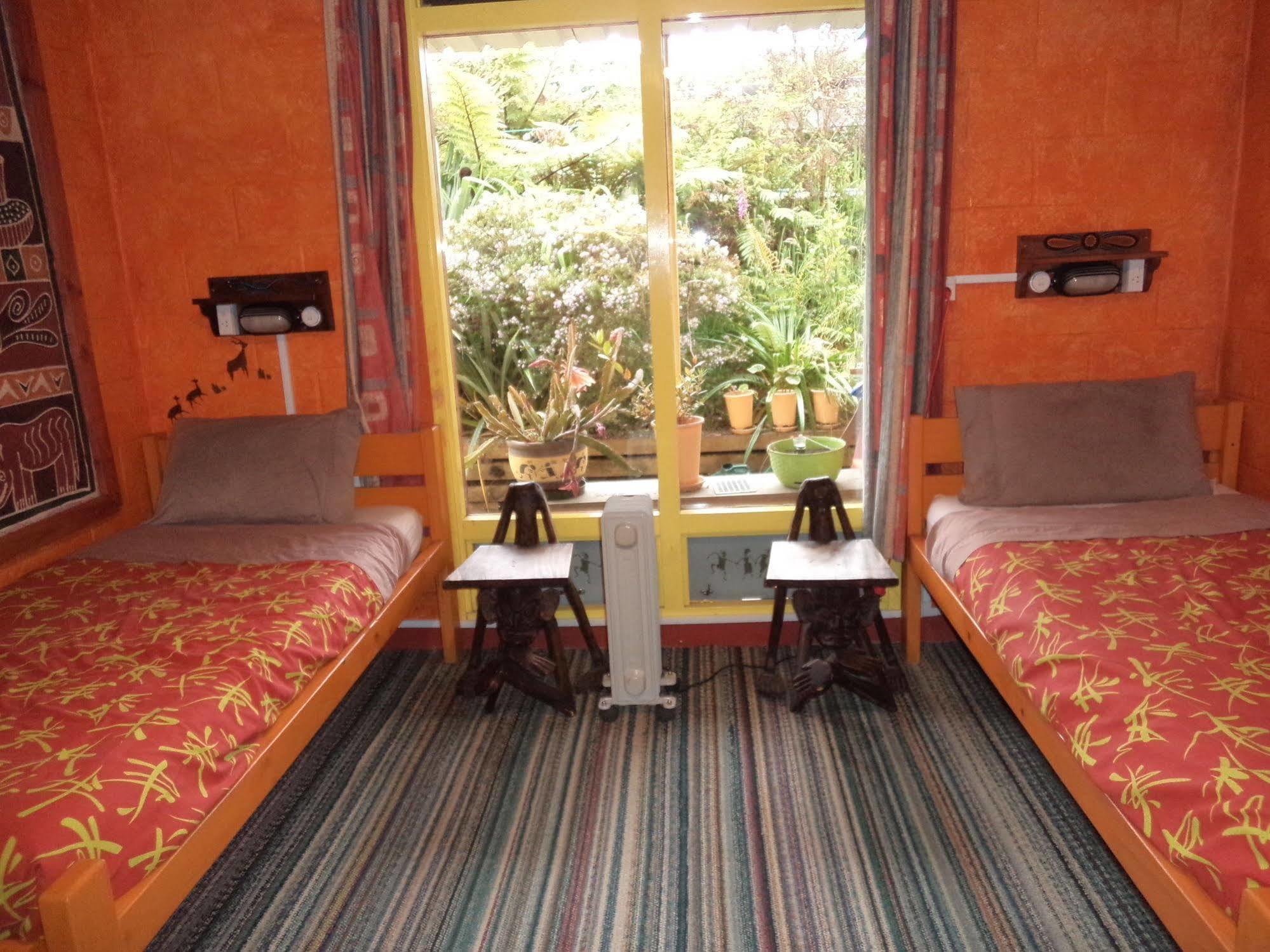 Global Village Travellers Lodge Greymouth Kültér fotó A typical room at the hostel