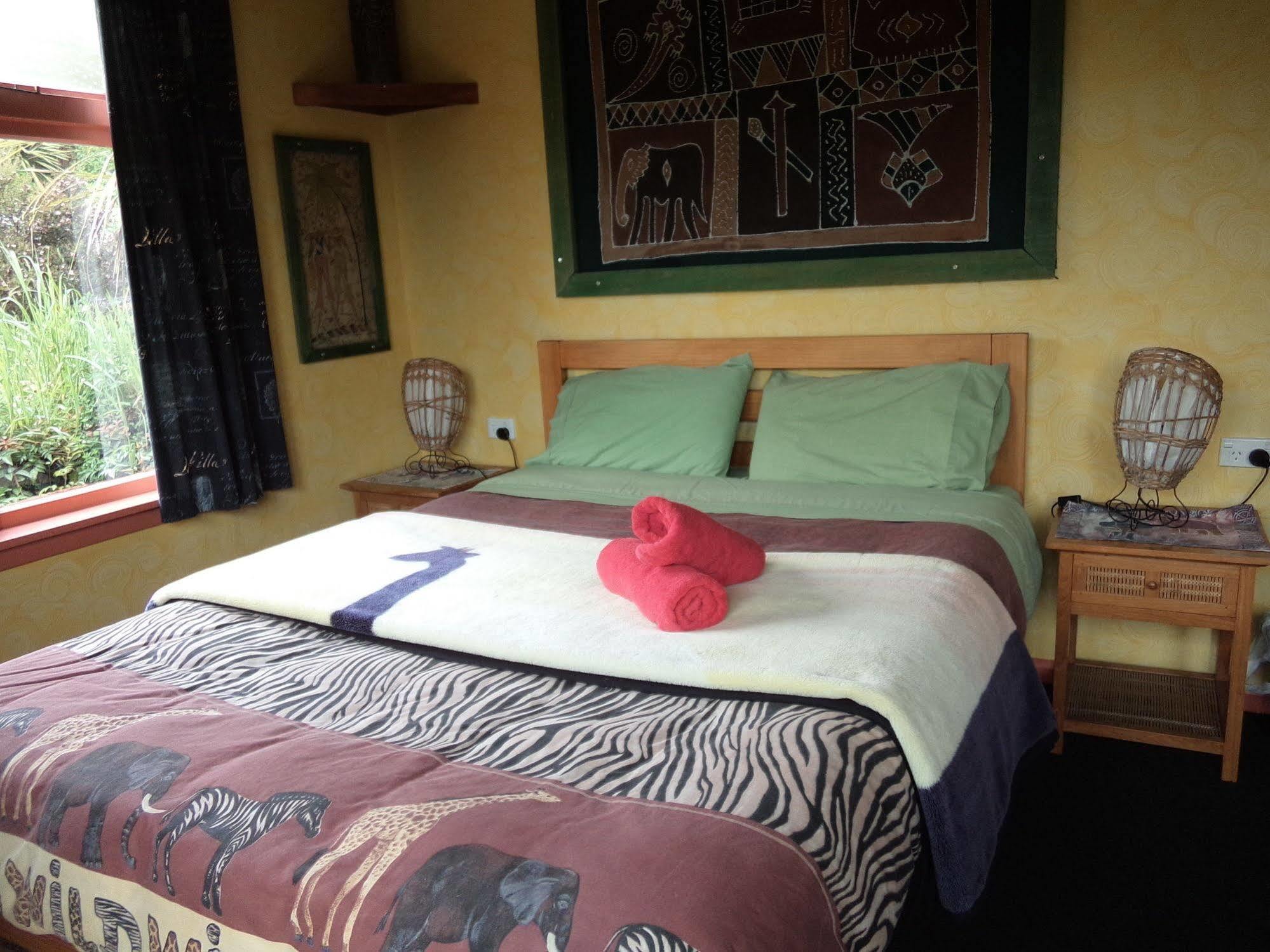 Global Village Travellers Lodge Greymouth Kültér fotó A bedroom at the lodge