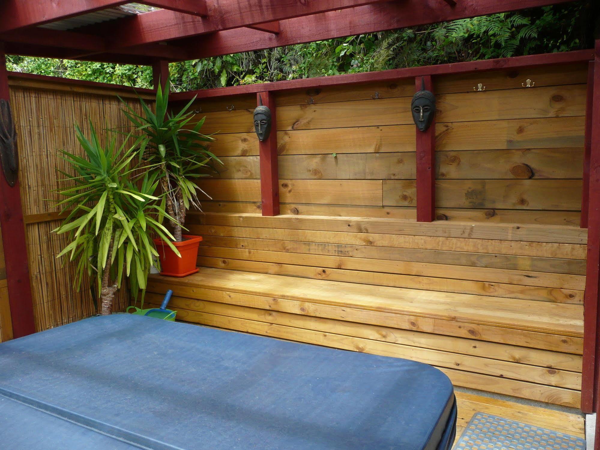Global Village Travellers Lodge Greymouth Kültér fotó A hot tub