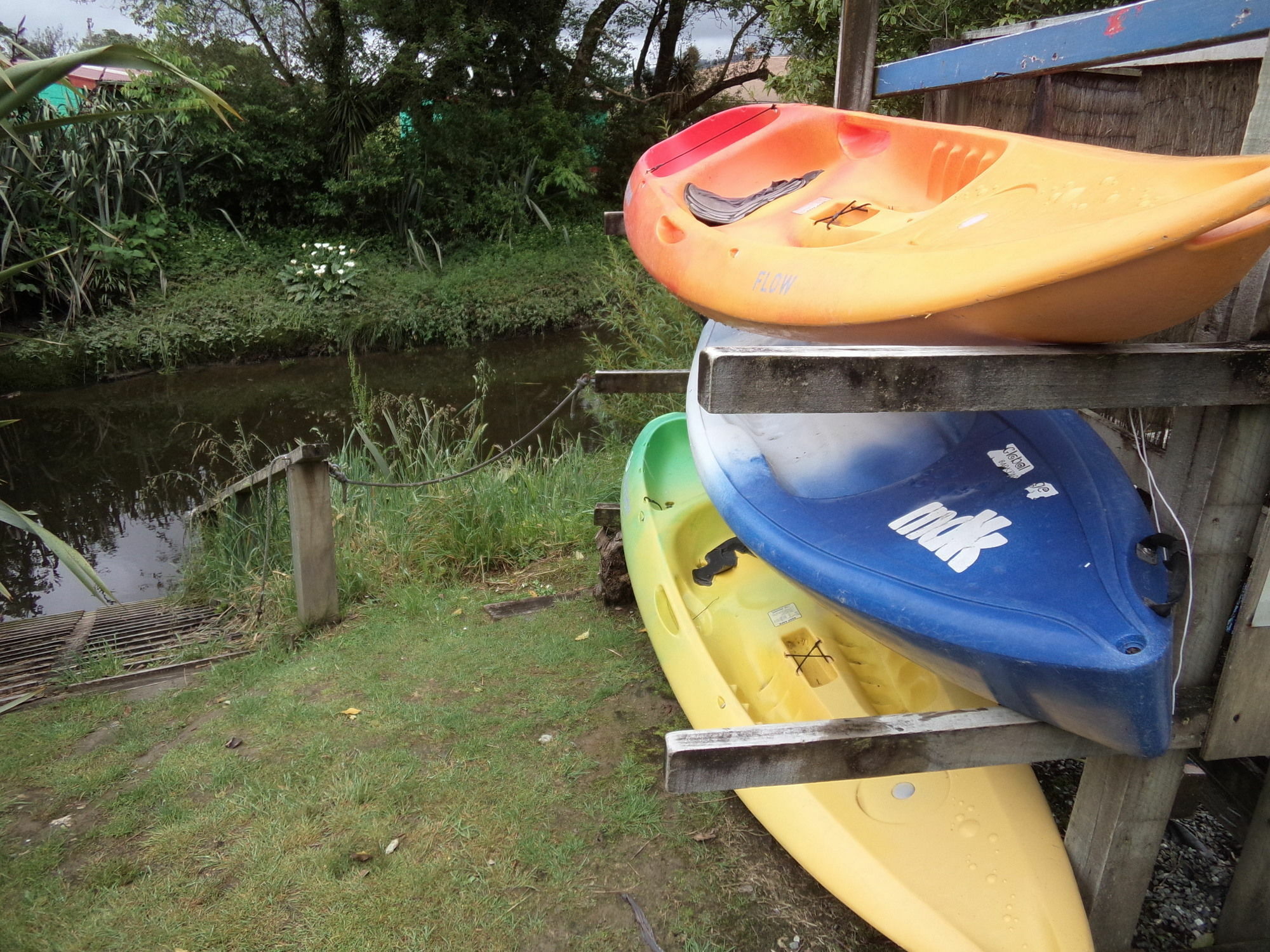Global Village Travellers Lodge Greymouth Kültér fotó Kayaks at the start of the trip at the boat ramp at the end of the road